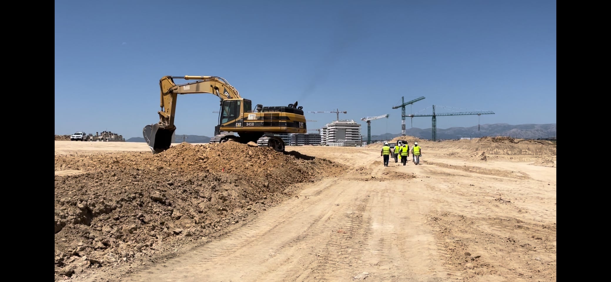 Visita del gobierno municipal a las obras de urbanización interior del Paraninfo en Tres Cantos