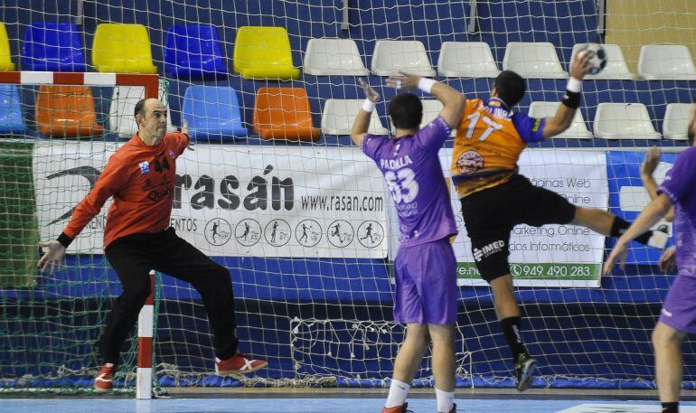 Hombrados en acción durante el partido BM Guadalajara-BM Sinfín