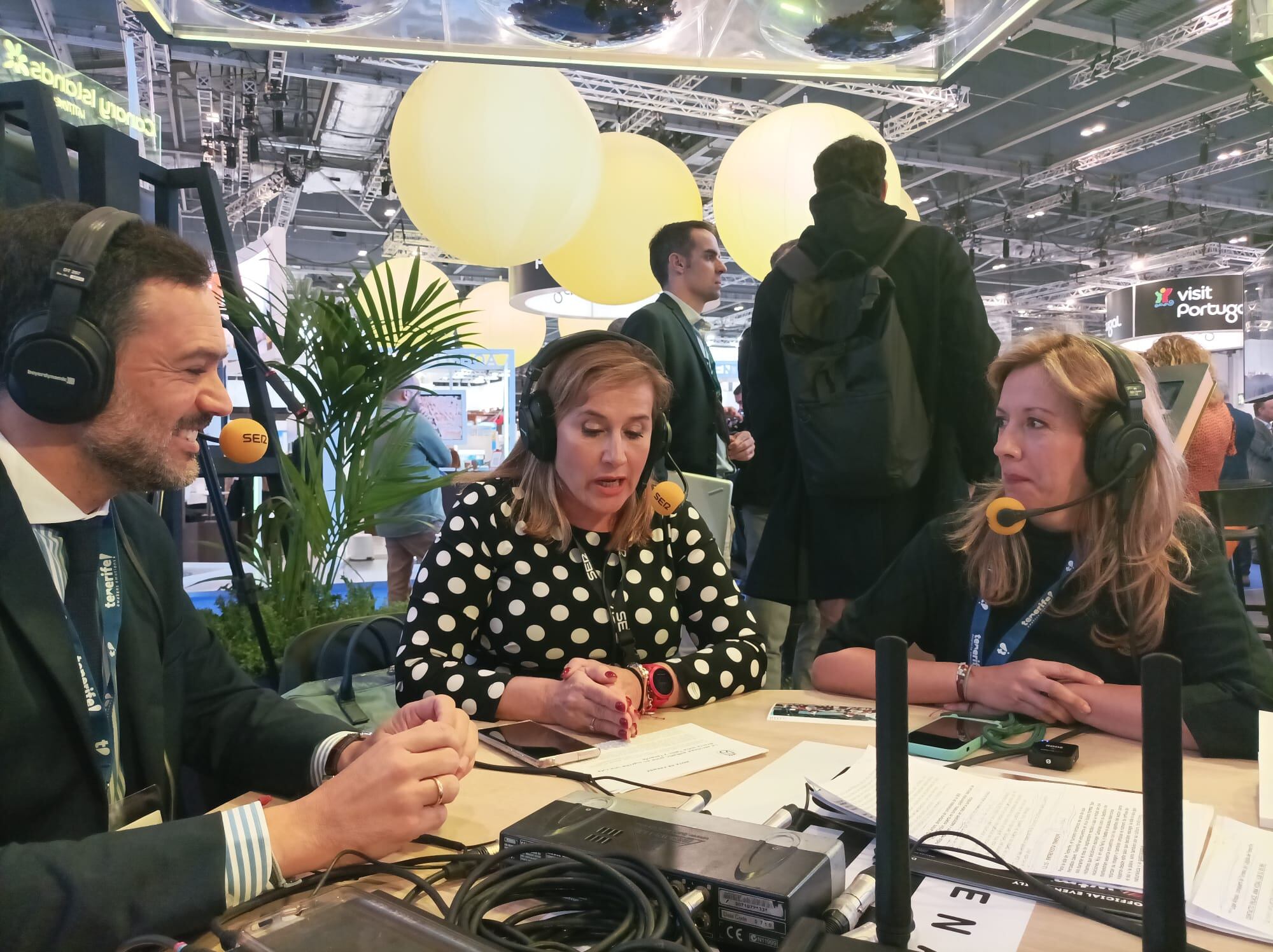 La presidenta y el vicepresidente del Cabildo de Tenerife, Rosa Dávila y Lope Afonso, en una entrevista con Puchi Méndez desde la World Travel Market de Londres.