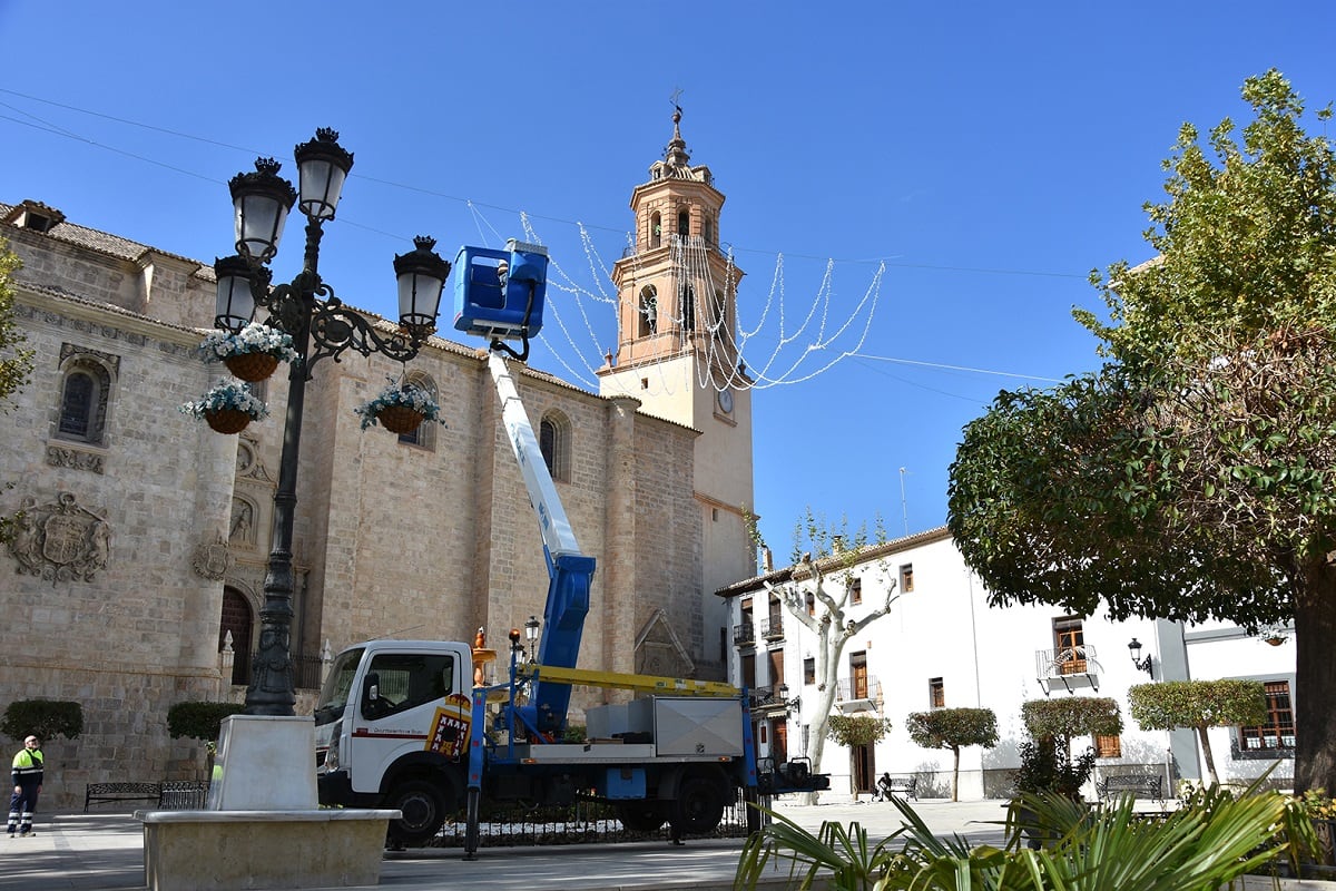 Instalación de la decoración navideña en Baza