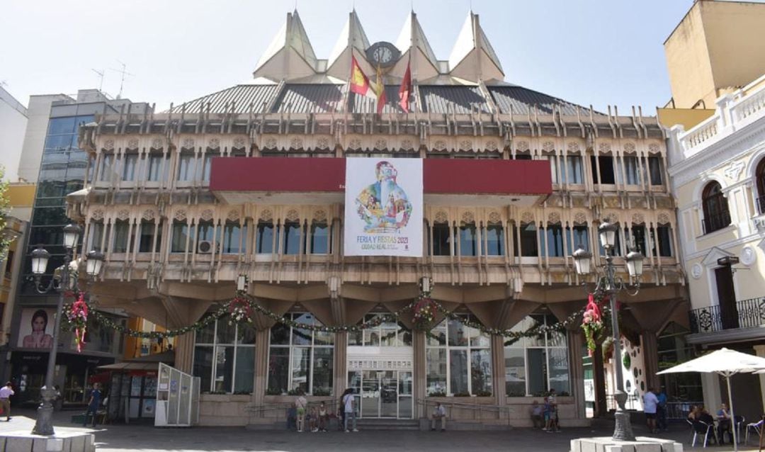 Fachada del Ayuntamiento de Ciudad Real con el cartel de la feria