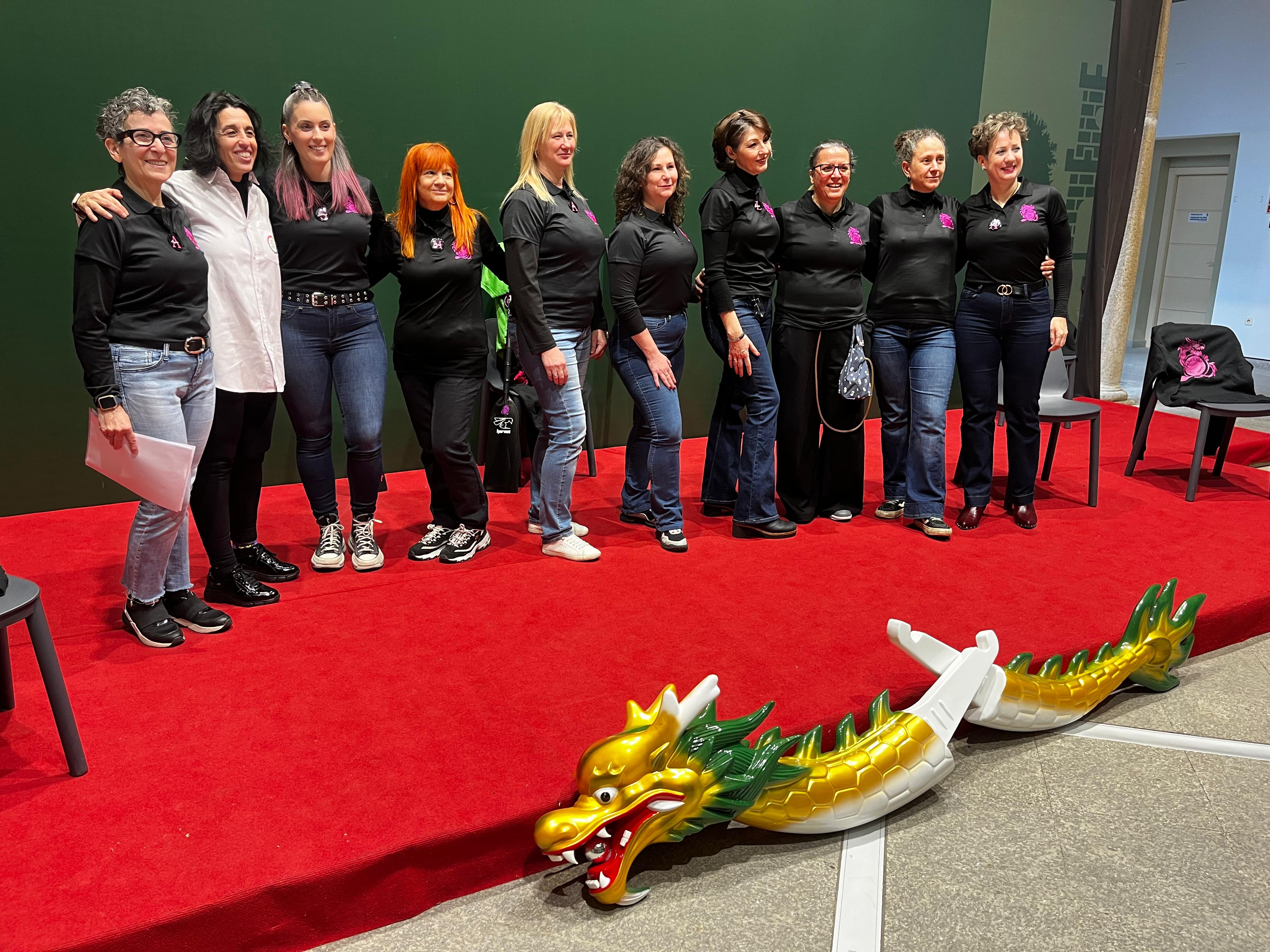 Las Dragonas del Jerte en su presentación ante la prensa junto con la concejala de deportes, Isabel Blanco