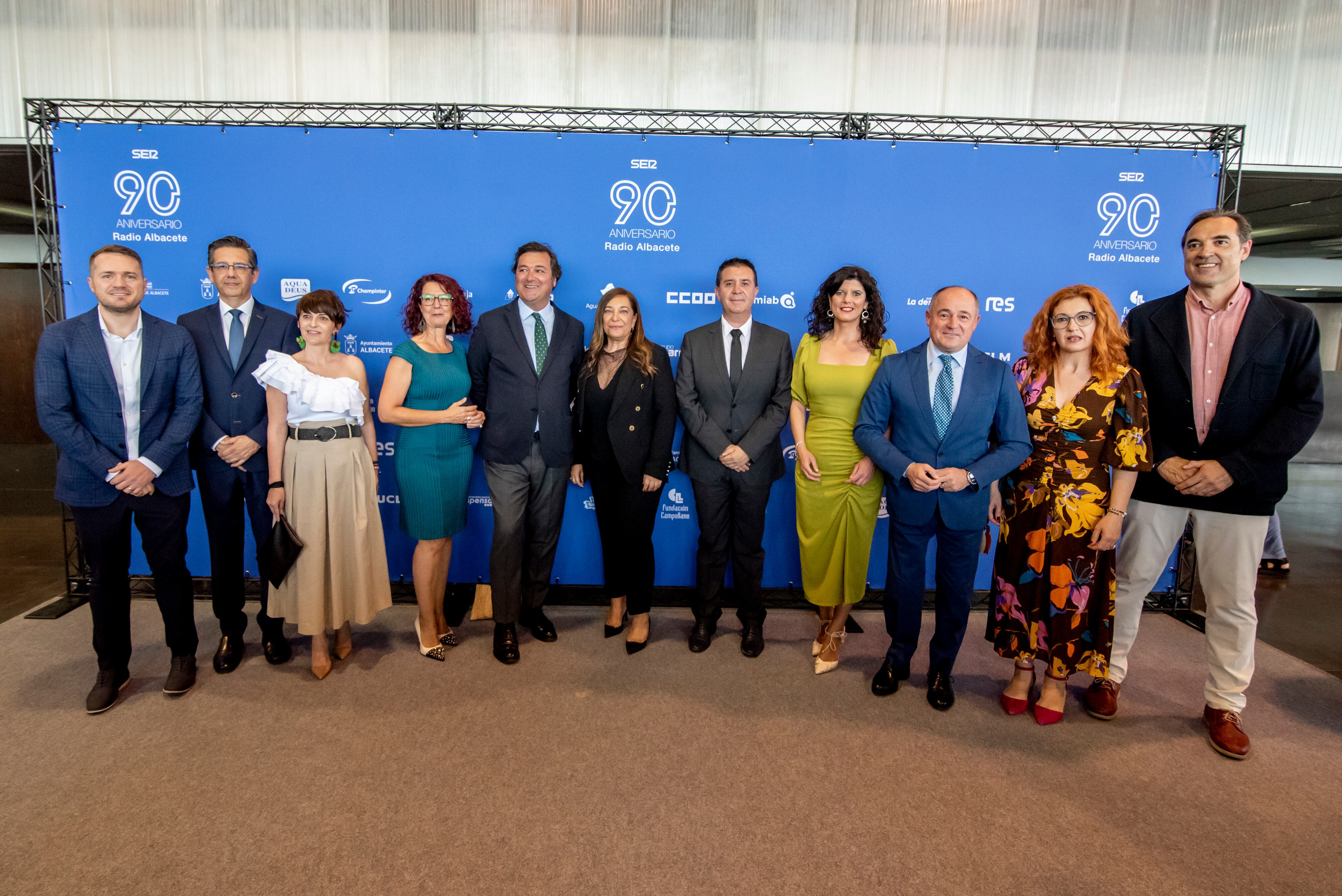 El concejal del PSOE, Manuel Martínez, el director regional de Cadena SER, Félix Amaya, la concejales del PSOE, Ana Albaladejo y Marisa Sánchez, el director de la red de emisoras de Cadena SER, José Antonio Cabornero, la directora de Radio Albacete, Justina Gómez, el presidente de la Diputación, Santiago Cabañero, la diputada regional, Josefina Navarrete, el diputado nacional del PSOE, Emilio Sáez, la delegada de la Consejería de Sanidad en Albacete, Juani García, y el concejal socialista, Jacinto Navarro.