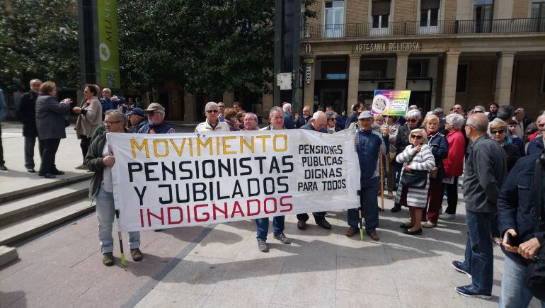 Jubilados de concentraban en la Plaza del Pilar por unas pensiones dignas