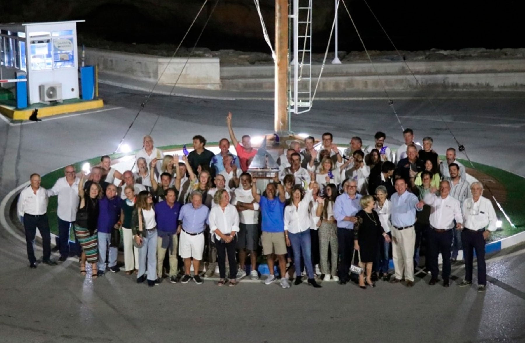 Foto de familia realizada en la entrada del CN Campello