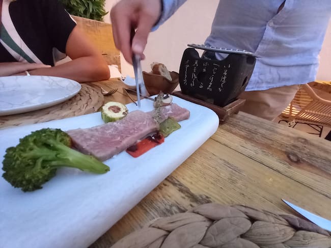 Toro de atún con parrilla japonesa