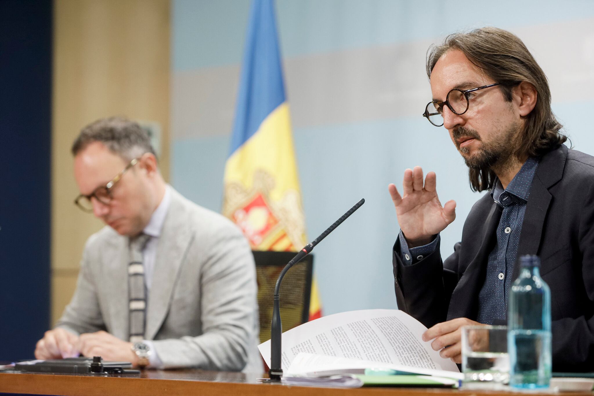 El secretari d'Estat de Relacions amb la UE, Landry Riba, i el cap de Govern, Xavier Espot, en roda de premsa.