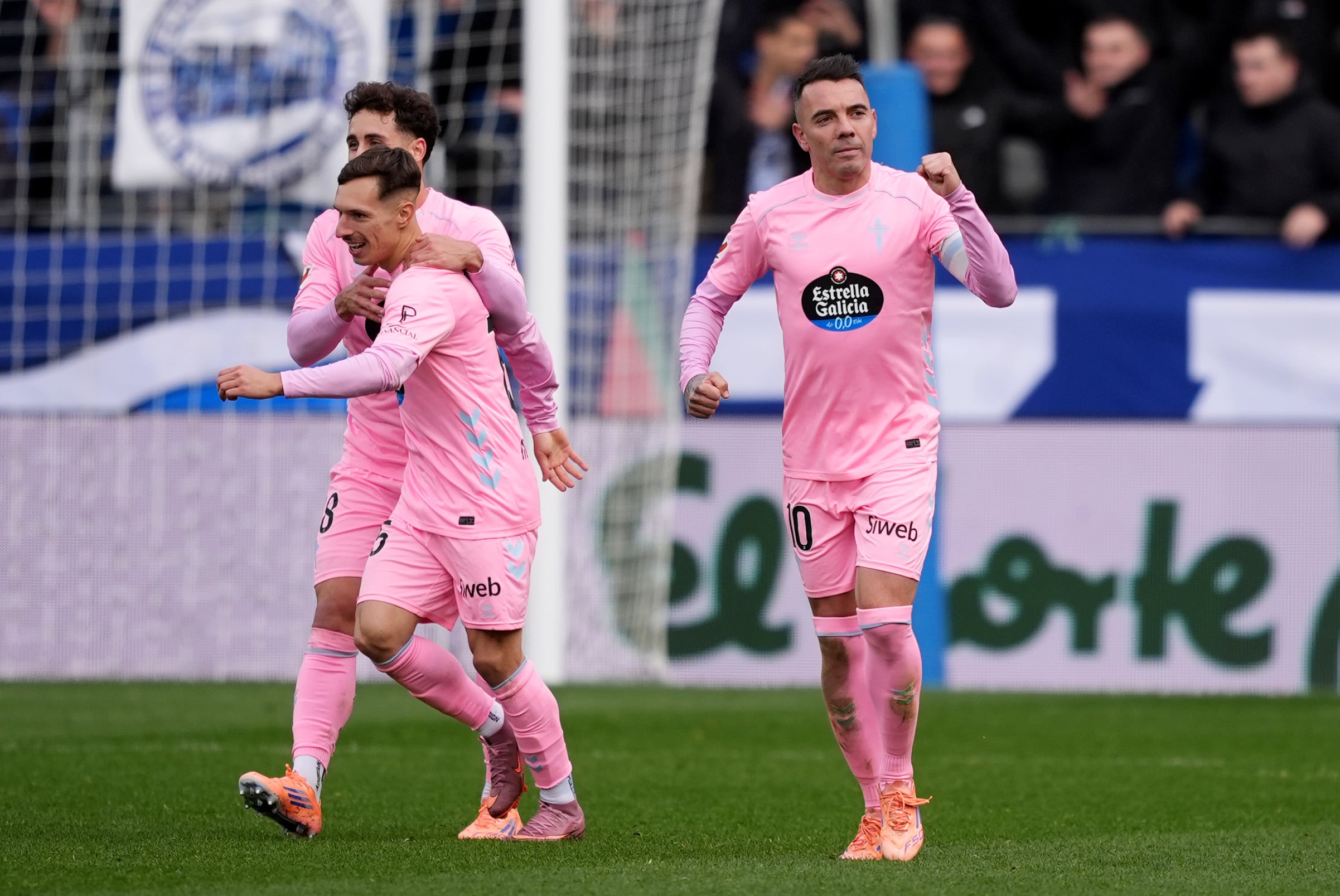 VITORIA-GASTEIZ, SPAIN - NOVEMBER 22: Iago Aspas of Celta Vigo celebrates scoring his team&#039;s first goal from the penalty spot during the LaLiga EA Sports match between Deportivo Alaves and RC Celta de Vigo at Estadio de Mendizorroza on November 22, 2025 in Vitoria-Gasteiz, Spain. (Photo by Juan Manuel Serrano Arce/Getty Images)