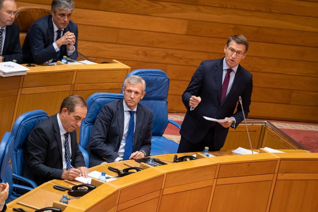 El presidente de la Xunta, Alberto Núñez Feijóo, responde a los grupos de la Cámara en el pleno