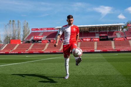 Bustos fent tocs després de la seva presentació.