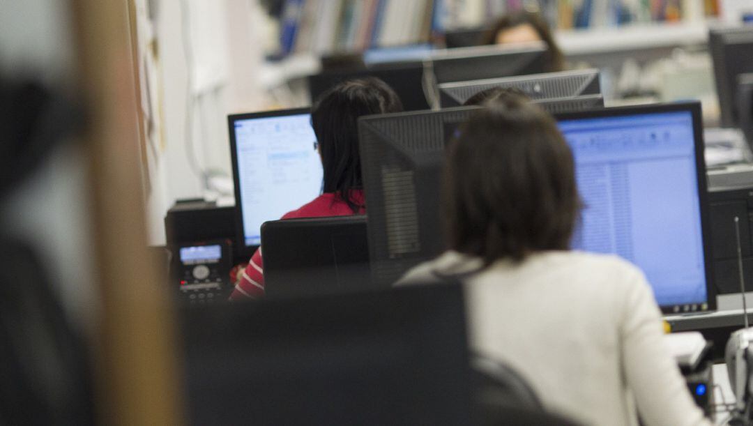 EPA.- CCOO-A cree que la subida del paro muestra &quot;lo volátil&quot; que es la generación de empleo en Andalucía 
 Oficina, ordenadores, trabajo, trabajando, empleo, desempleo, paro, trabajador