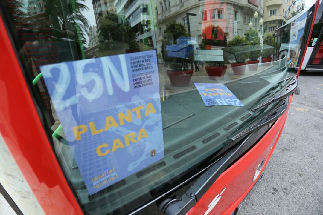 Uno de los autobuses de Alicante con carteles de una campaña contra la violencia machista