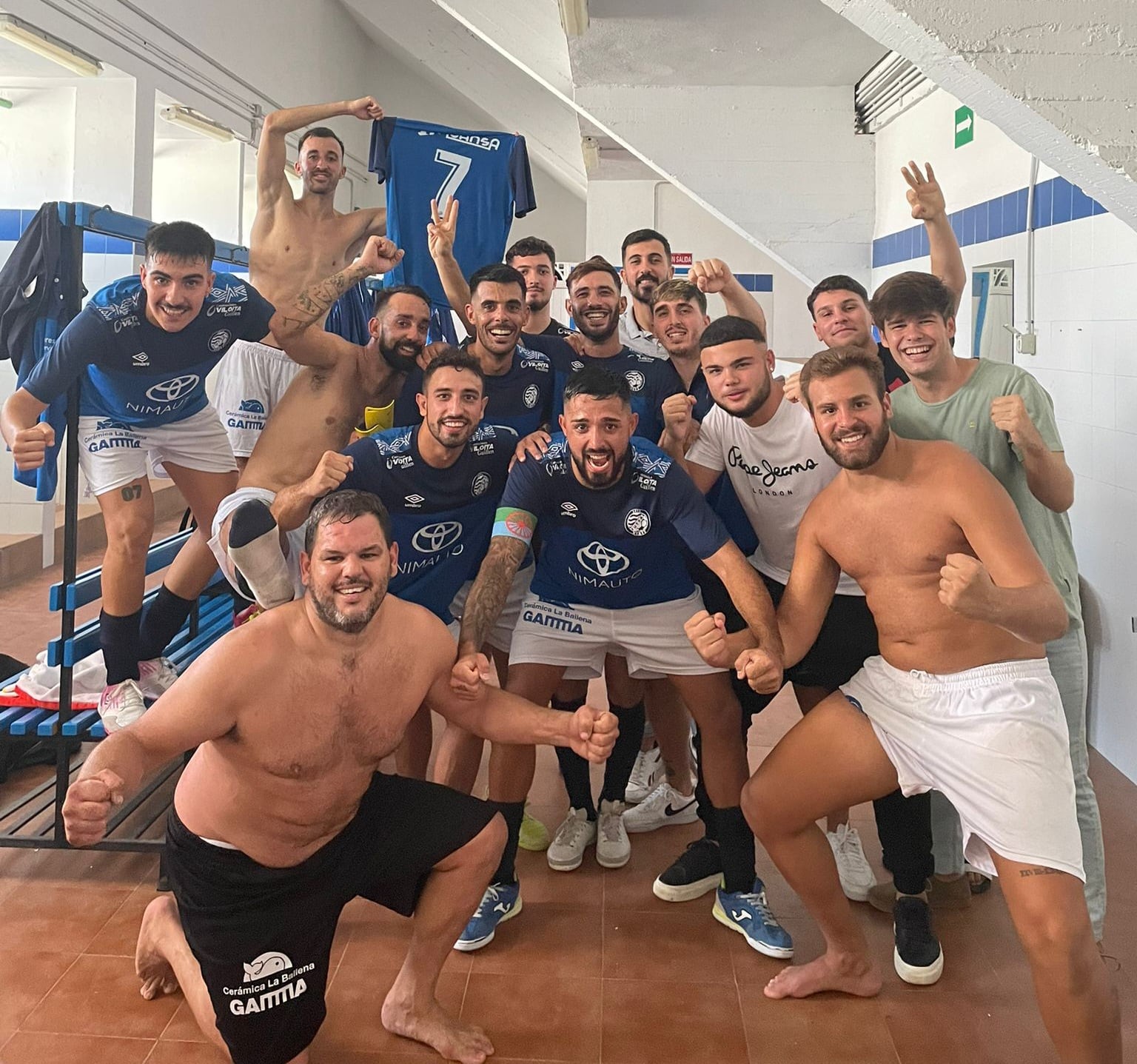 El Xerez Toyota Nimauto celebró el triunfo en el vestuario