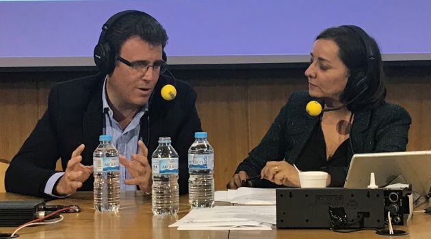 El jefe del servicio de vigilancia Aduanera de Algeciras, Lisandro Capote, y Pepa Bueno