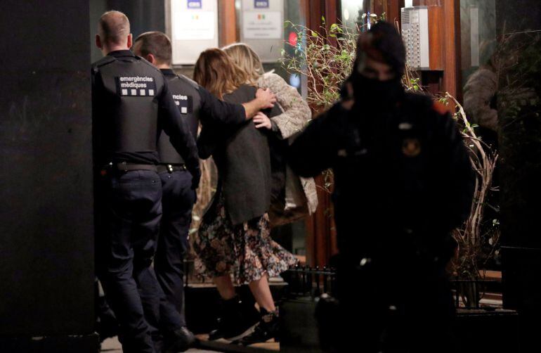 La mujer del cónsul de Mali en Barcelona que fue retenida por un hombre esta tarde es acompañada por Mossos d&#039;Esquadra y la Policía Nacional tras ser liberada del edificio diplomático de este país en la capital catalana