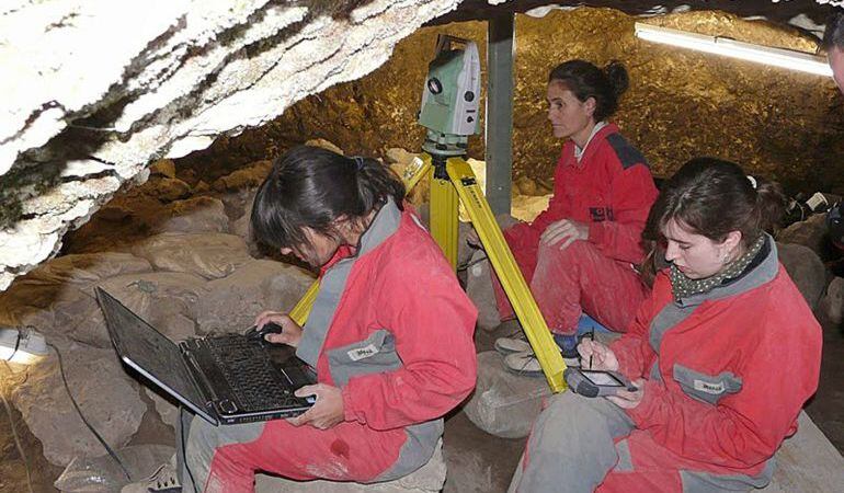 Varios investigadores, en la excavación en la Cueva del Mirador en Atapuerca