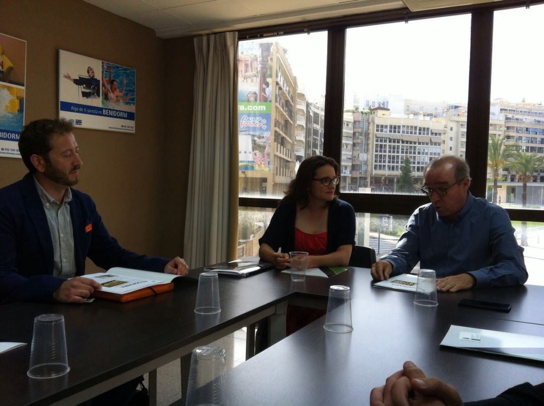 La vicepresidenta, Mónica Oltra, en una reunión durante la campaña con el presidente de la patronal hotelera, HOSBEC, Toni Mayor (d).