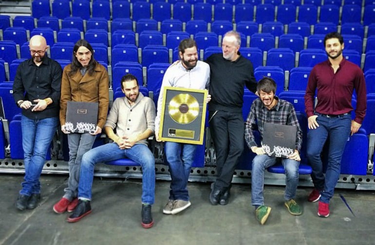 Pancho Varona posa junto con los integrantes de Vetusta Morla tras entregarles el &#039;Disco de Oro&#039; por &#039;La Deriva&#039;.