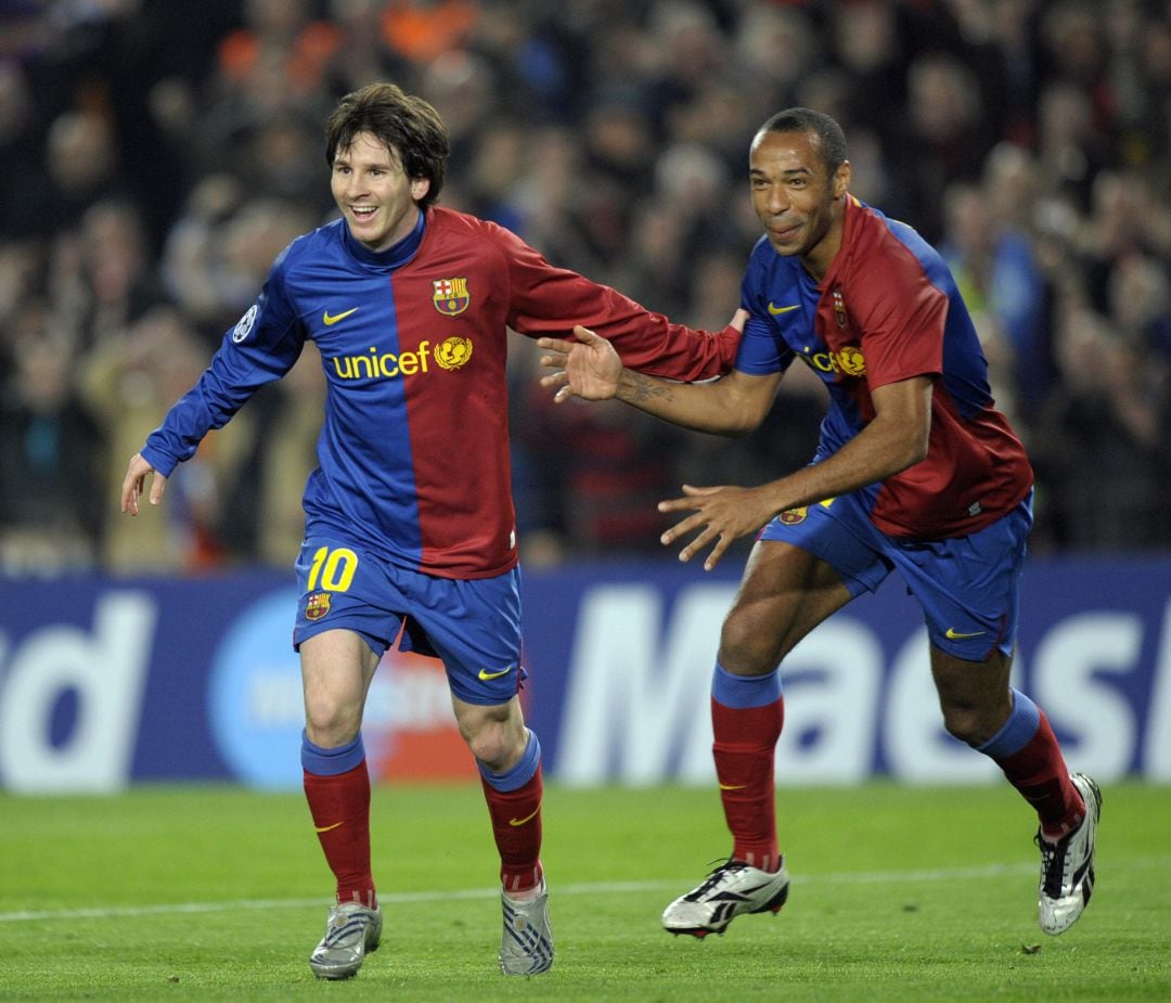 Thierry Henry y Leo Messi celebran un gol juntos con el FC Barcelona.