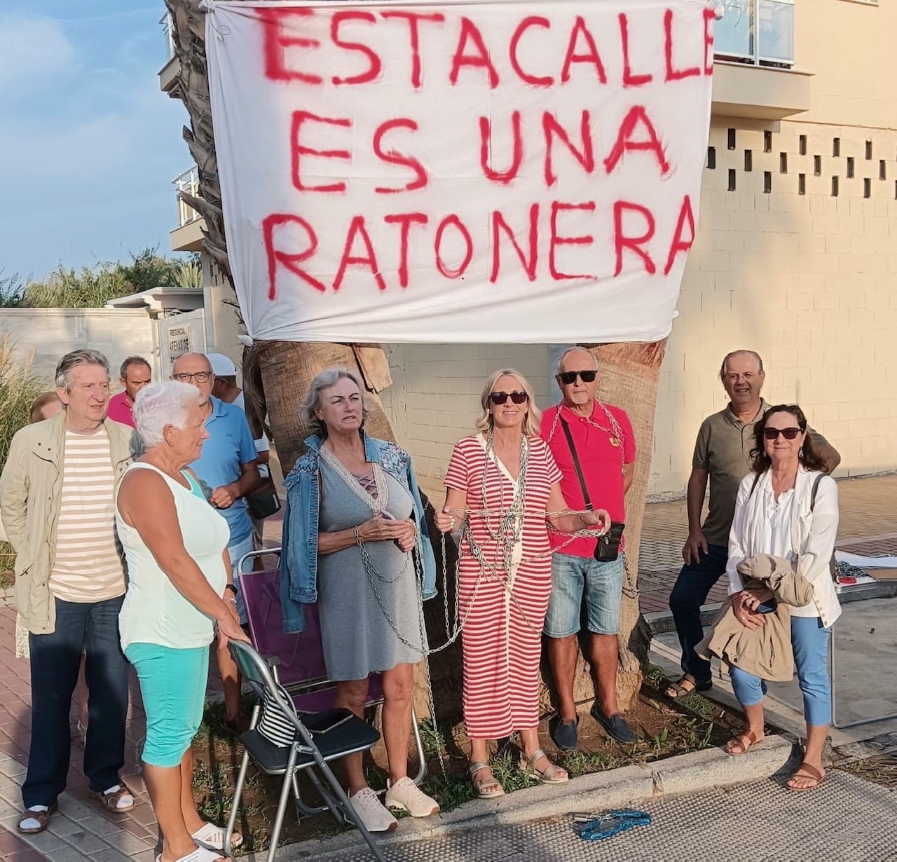 Vecinos de Motril se encadenan para pedir una carretera más accesible