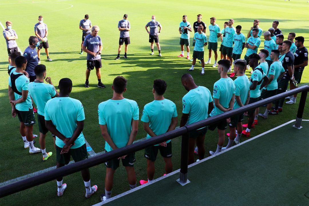 Manuel Pellegrini dialoga con sus jugadores durante un entrenamiento.