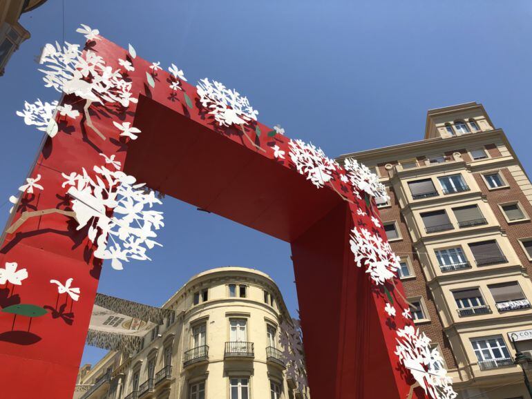 Portada de entrada a la Feria de Málaga en calle Larios