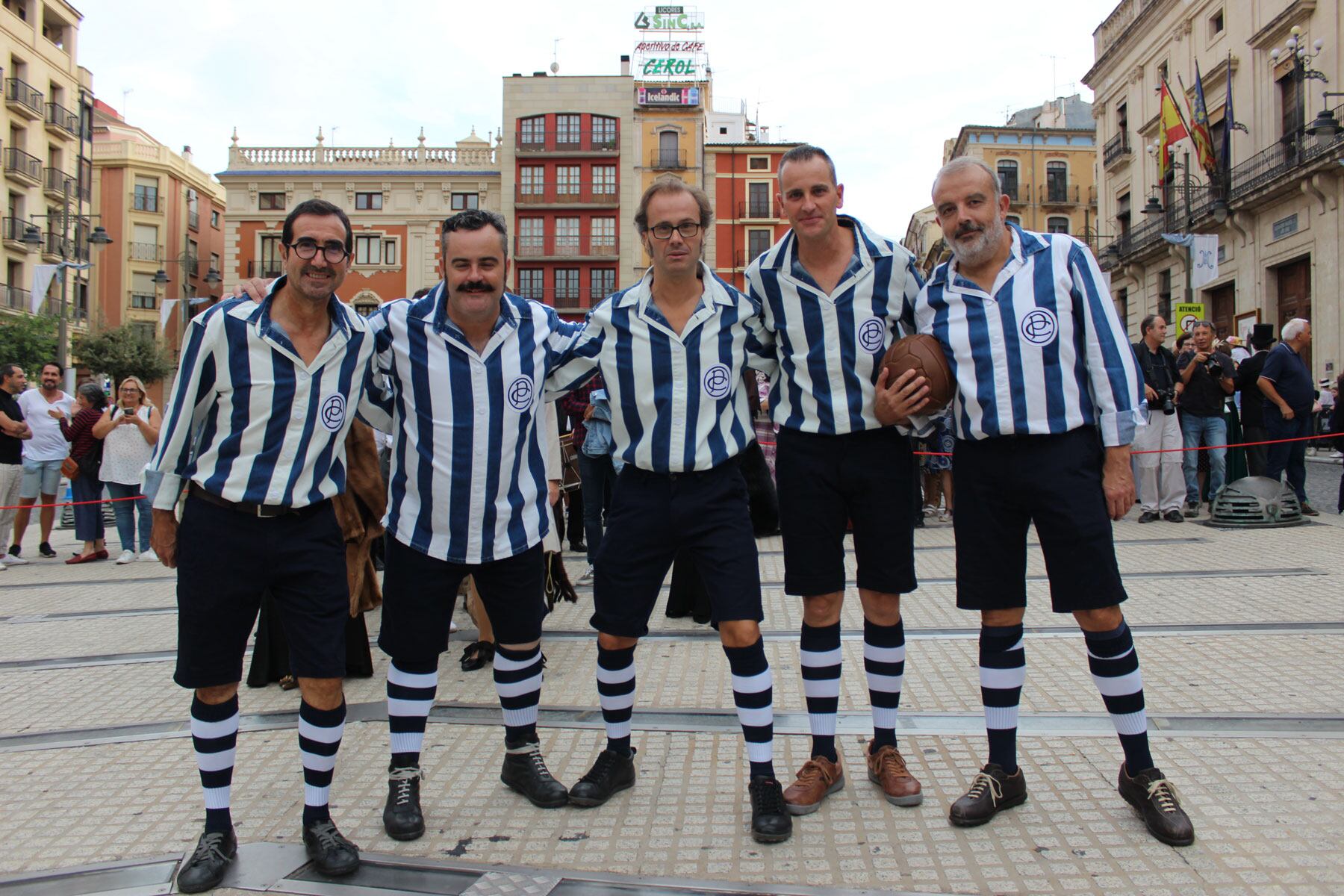 Grupo de concejales del gobierno municipal rememorando al Panerot, antecesor del CD Alcoyano