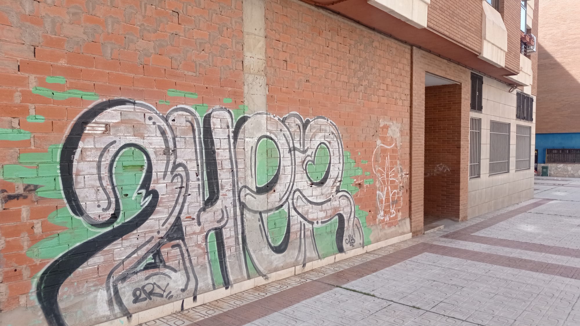 El Ayuntamiento ayudará a las comunidades de propietarios a la limpieza de pintadas