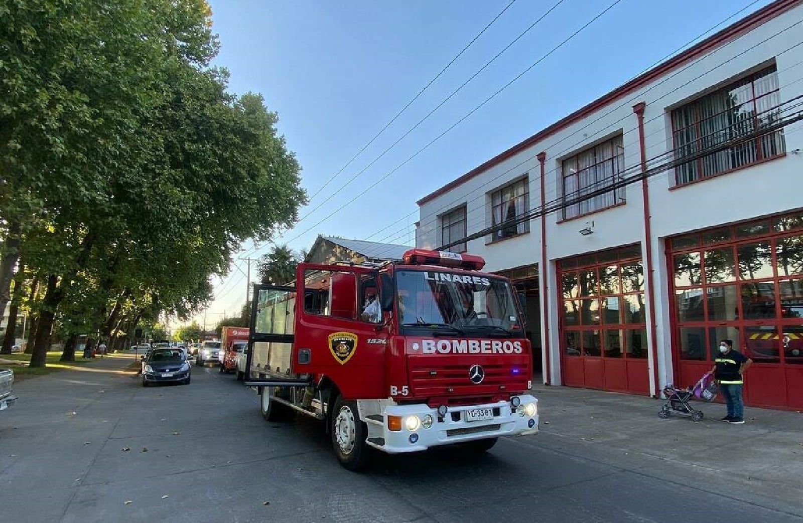 Un camión de los Bomberos de Linares, listo para atender una urgencia