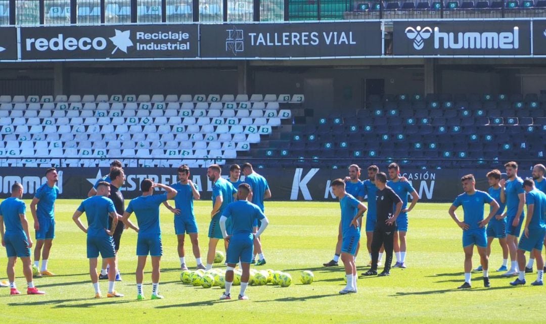 La plantilla del C.D.Castellón junto a Escobar en el último entrenamiento de la temporada