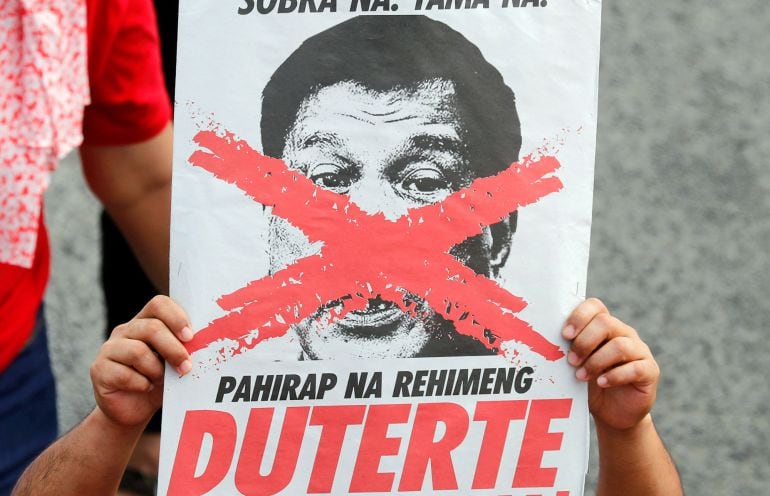 La nueva guerra de Duterte contra las drogas: será &quot;quirúrgica y escalofriante&quot;. En la imagen, una pancarta de las protestas contra el presidente filipino.