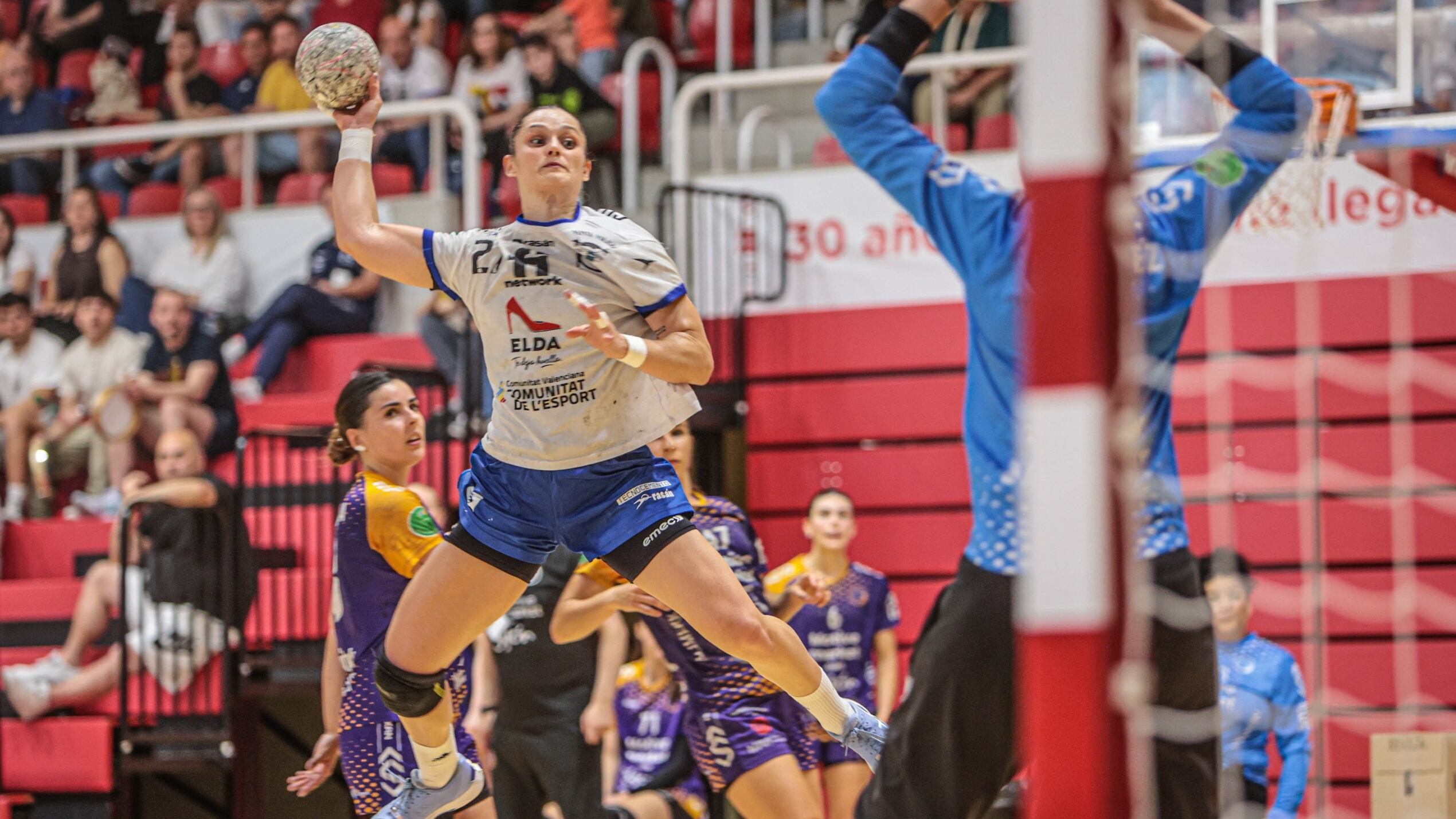 Elena Cuadrado lanza a puerta