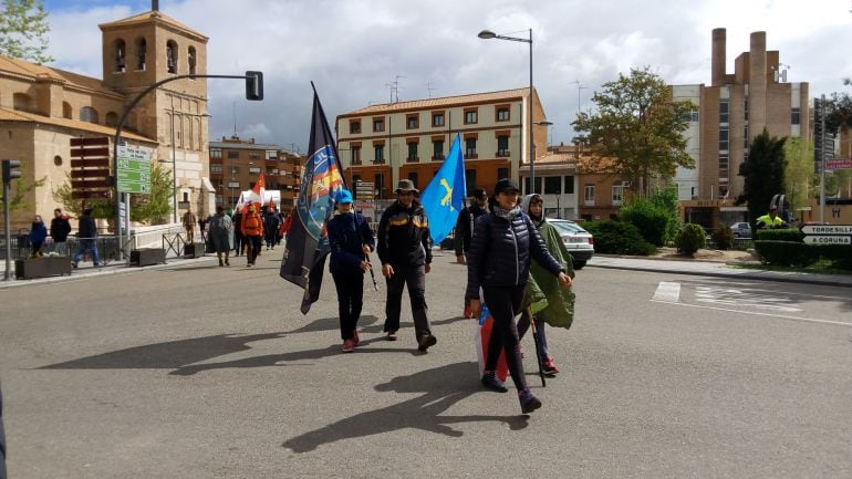 Los participantes en la marcha de JUSAPOL llegando al centro de Medina del Campo