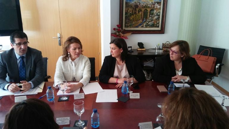 De izquierda a derecha, José Manuel Caballero, Aurelia Sánchez, Maite Fernández y Carmen Teresa Olmedo presiden la Mesa de Bienestar Social en Puertollano