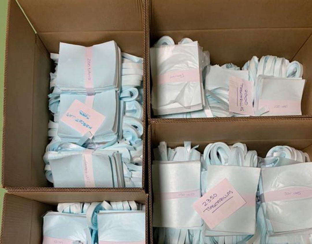 Cientos de mascarillas listas para ser distribuidas.