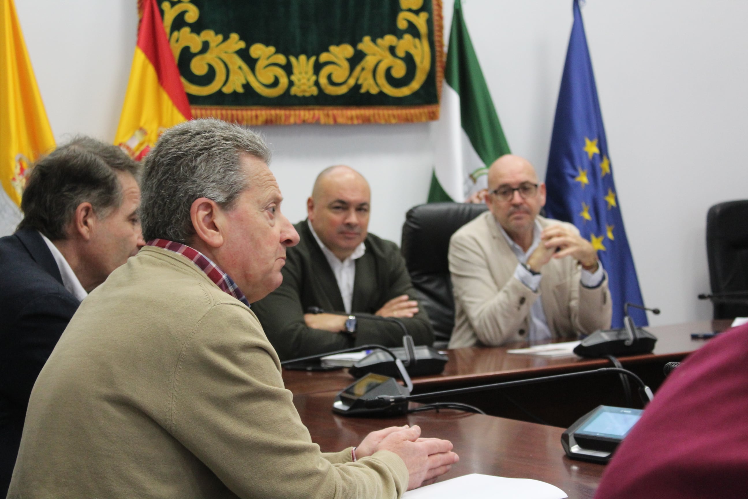 A la reunión han asistido los alcaldes Anthony Bermúdez y Jorge Gallardo, los concejales del equipo de Gobierno Luis Miguel Molina y Teresa Sánchez; representantes de todos los grupos municipales de cada corporación y los técnicos responsables de desarrollar el procedimiento de deslinde.