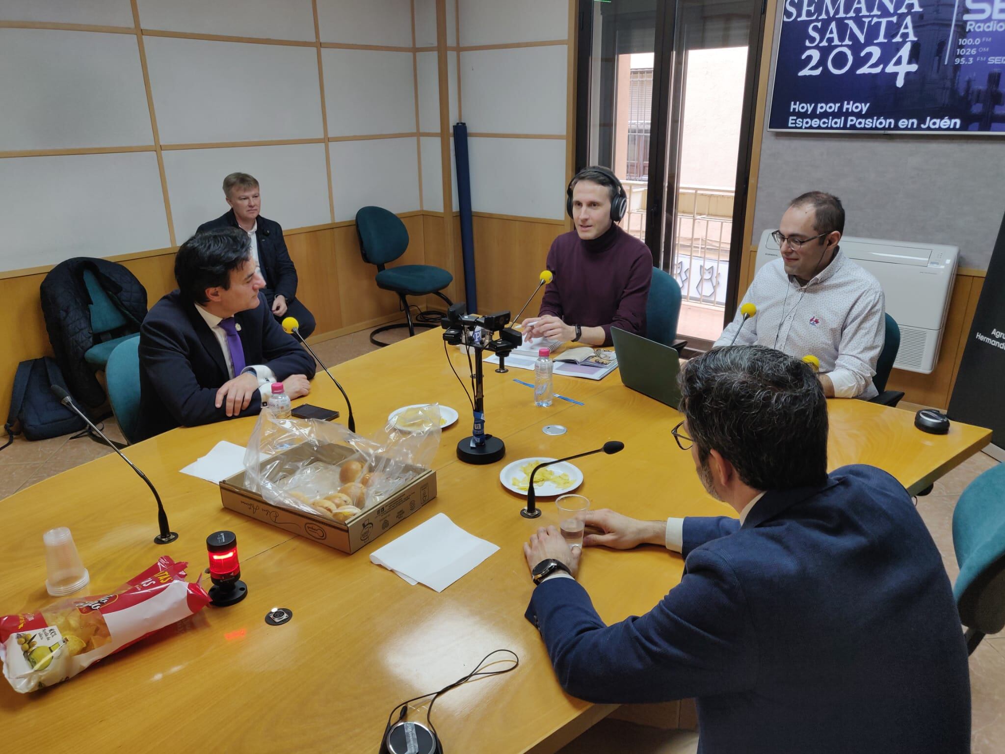 El alcalde de Jaén, Agustín González, en el espacio cofrade Hoy por Hoy &#039;Especial Pasión en Jaén&#039;