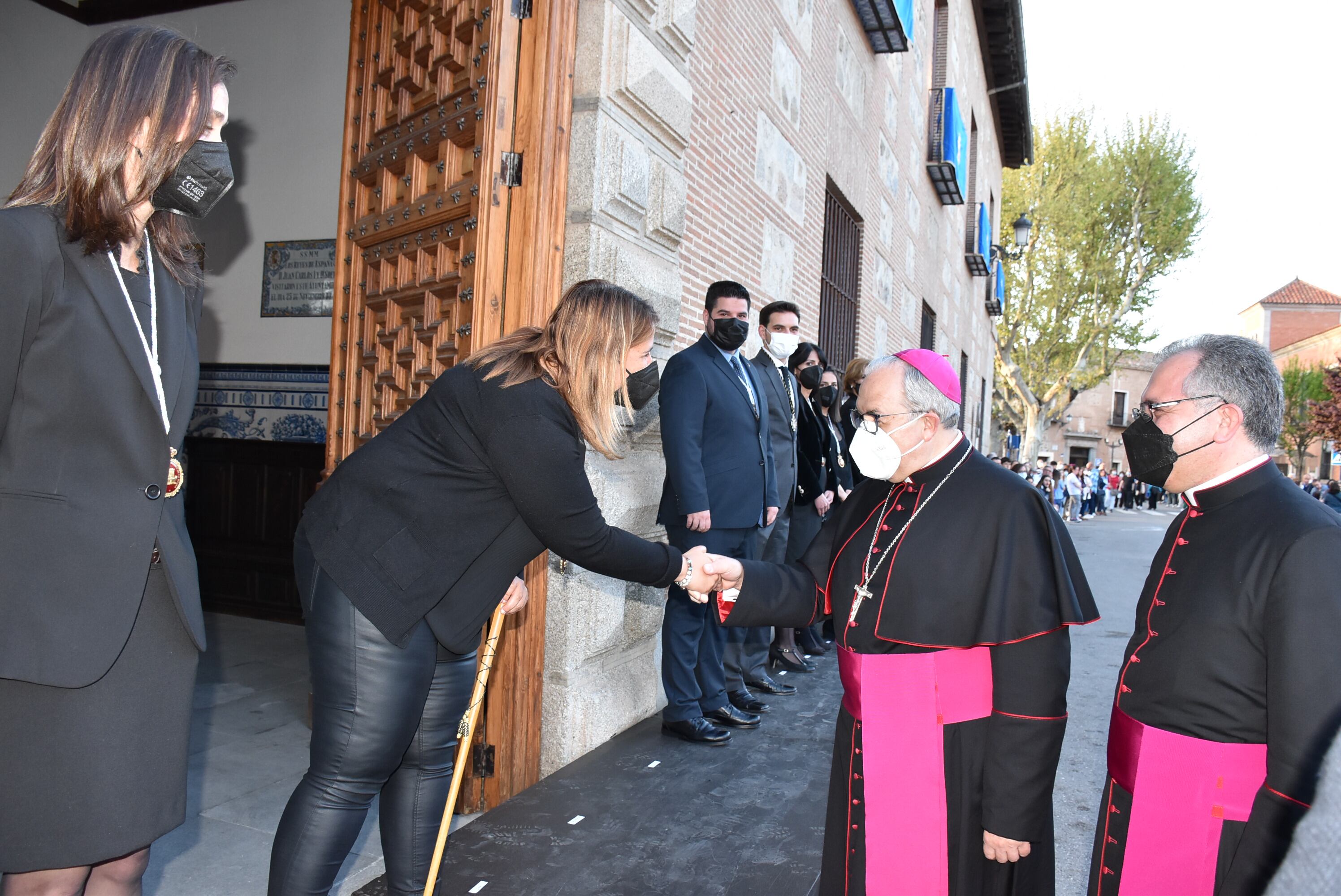 Tita García saludando autoridades eclesiásticas