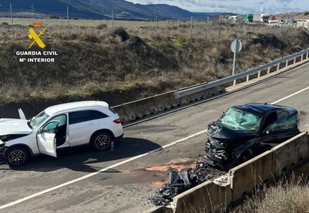 Lugar del accidente ocurrido este sábado en el que dos vehículos han chocado frontalmente en la vía de salida de la autovía A-21, dentro del término municipal de Sigüés.- GUARDIA CIVIL