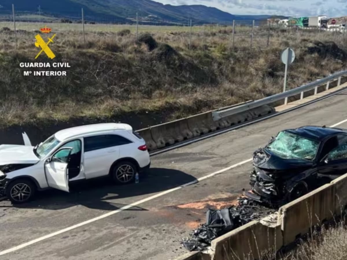 Tres heridos graves en un choque frontal que ha cortado la A-21 en Sigüés durante más de 5 horas
