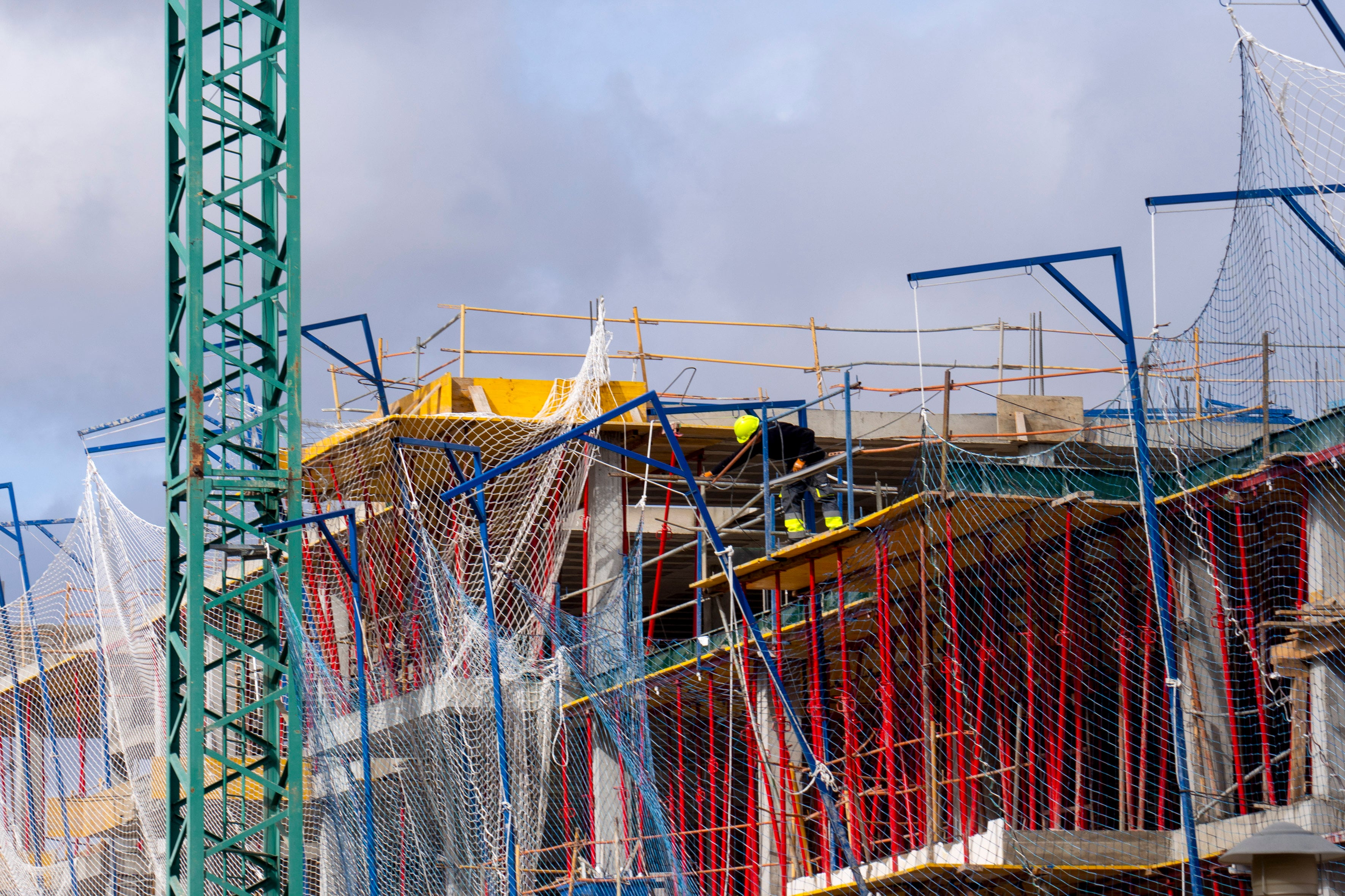 El sector de la construcción sigue sin levantar cabeza ante los sobrecostes desde la pandemia de Covid-19. EFE/ Antonio Garcia