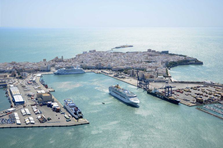 Imagen aérea del puerto de Cádiz mientras un crucero zarpa