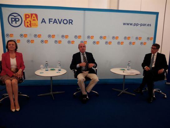 Luis de Guindos ha estado acompañado por Luisa Fernanda Rudi y Arturo Aliaga