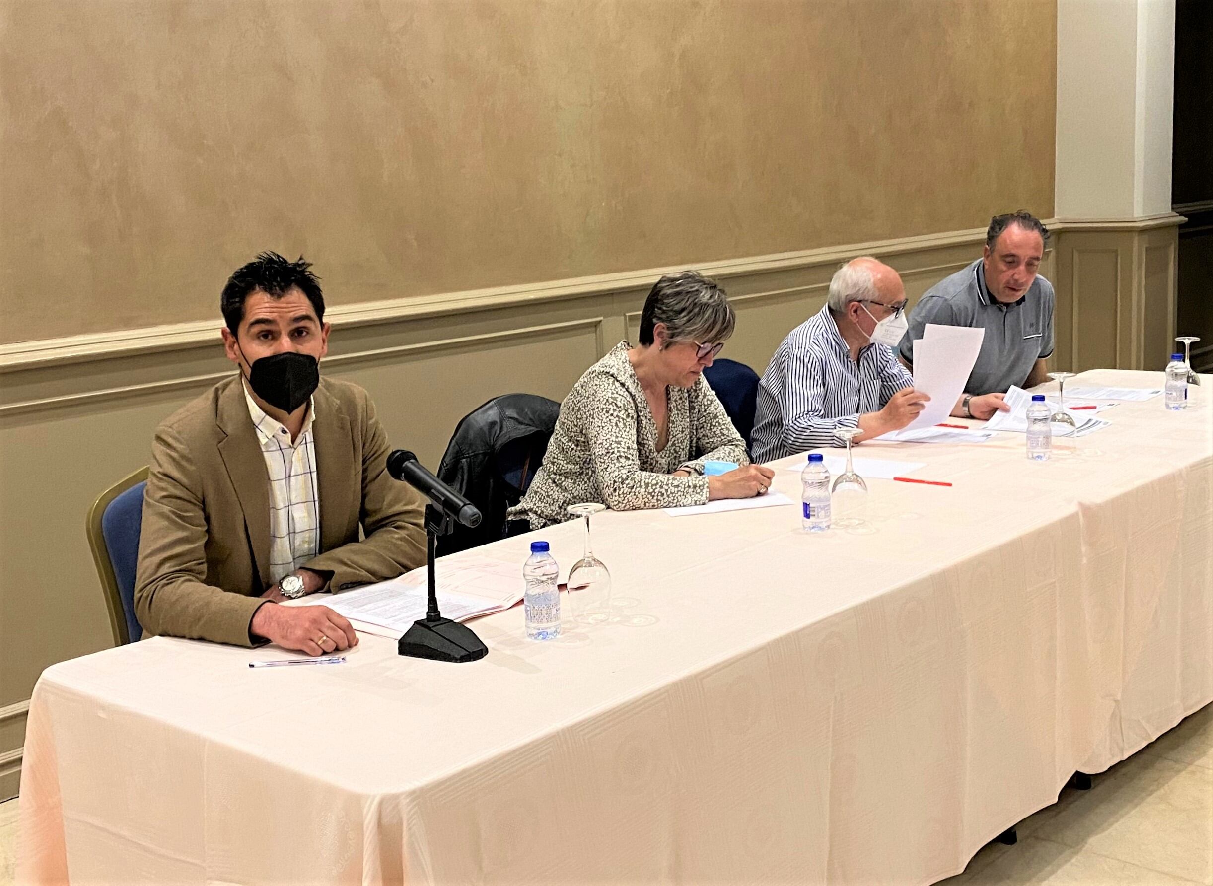 Antonio Villarrubia, primero por la izquierda