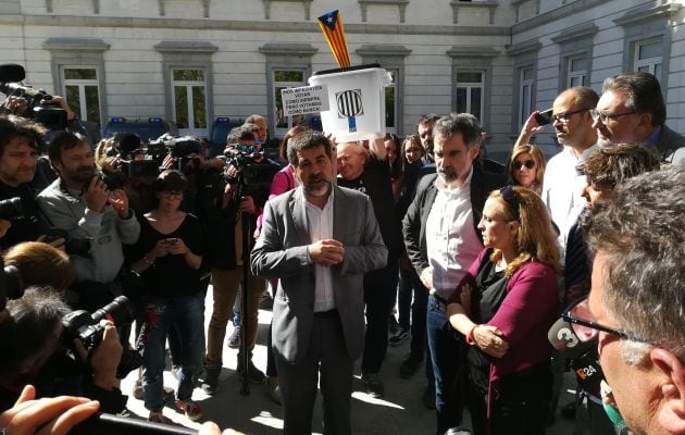 Jordi Sànchez habla con manifestantes en la Audiencia Nacional