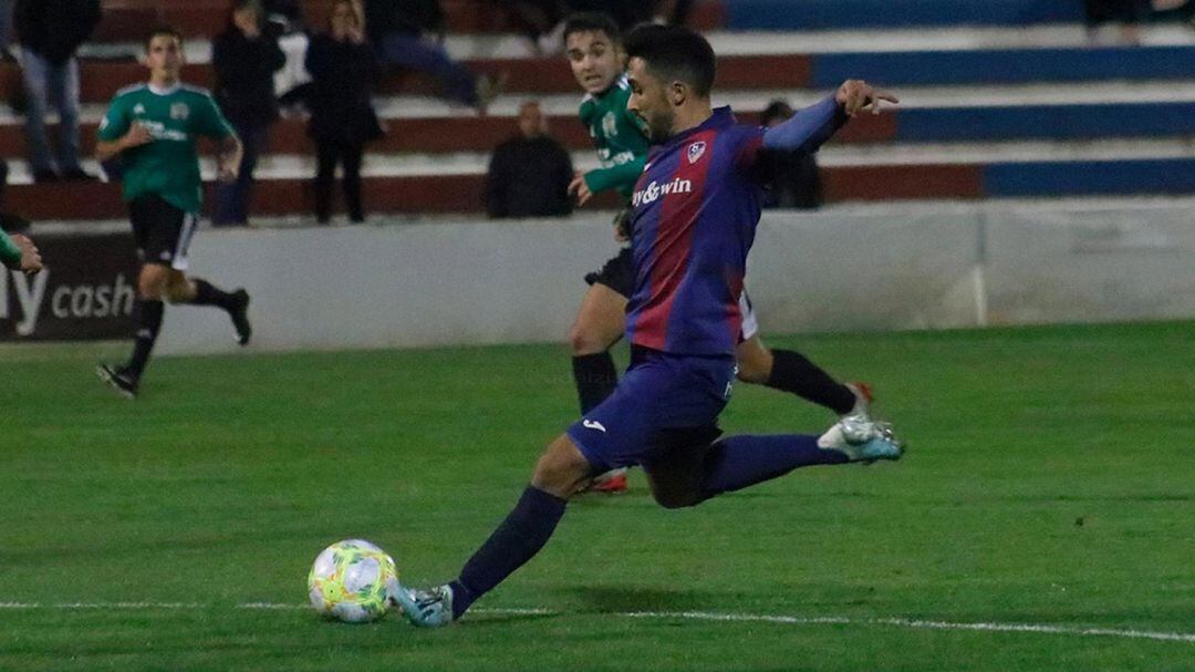 Mauro Melo durante un partido con el Alzira