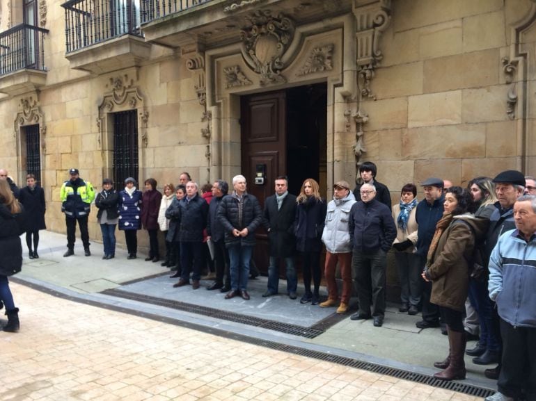 Parte de la concentración de hoy en Ermua, en la que se pude ver a los miembros de la corporación municipal