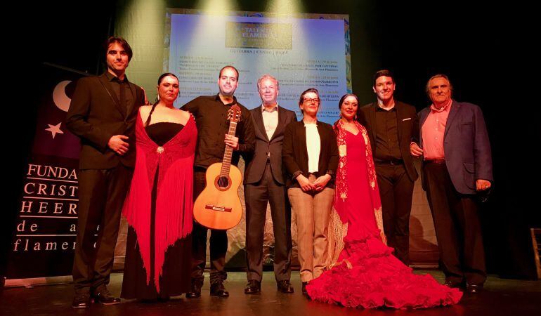 Foto de familia, con el cantaor José de la Tomasa a la derecha, tras la presentación del concurso Talento Flamenco de la Fundación Cristina Heeren