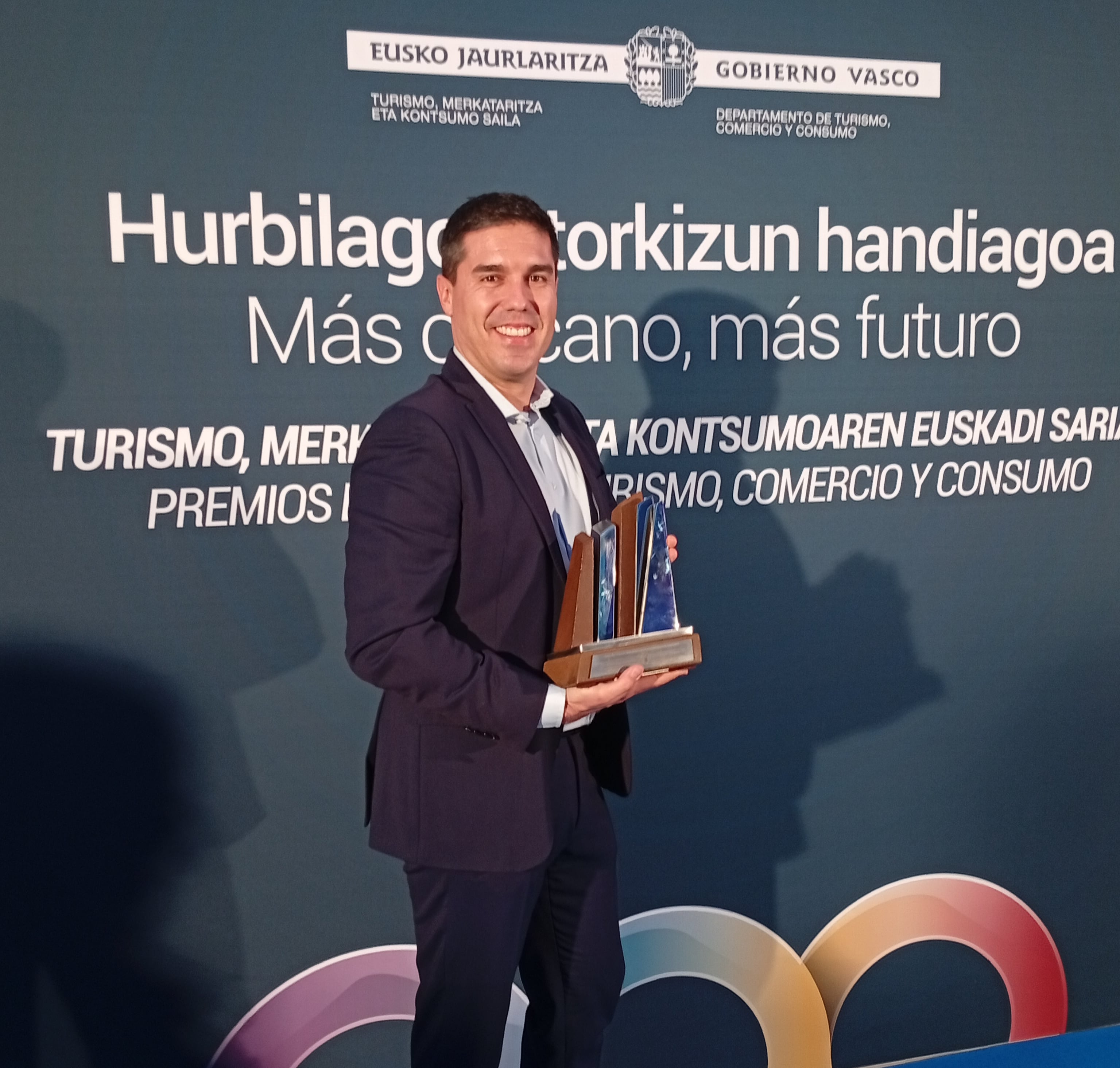 Fernando Bayo recoge el Premio Euskadi al Consumo Vasco 2025 en Vitoria-Gasteiz el 20_11_25 por &quot;Código de barras&quot;