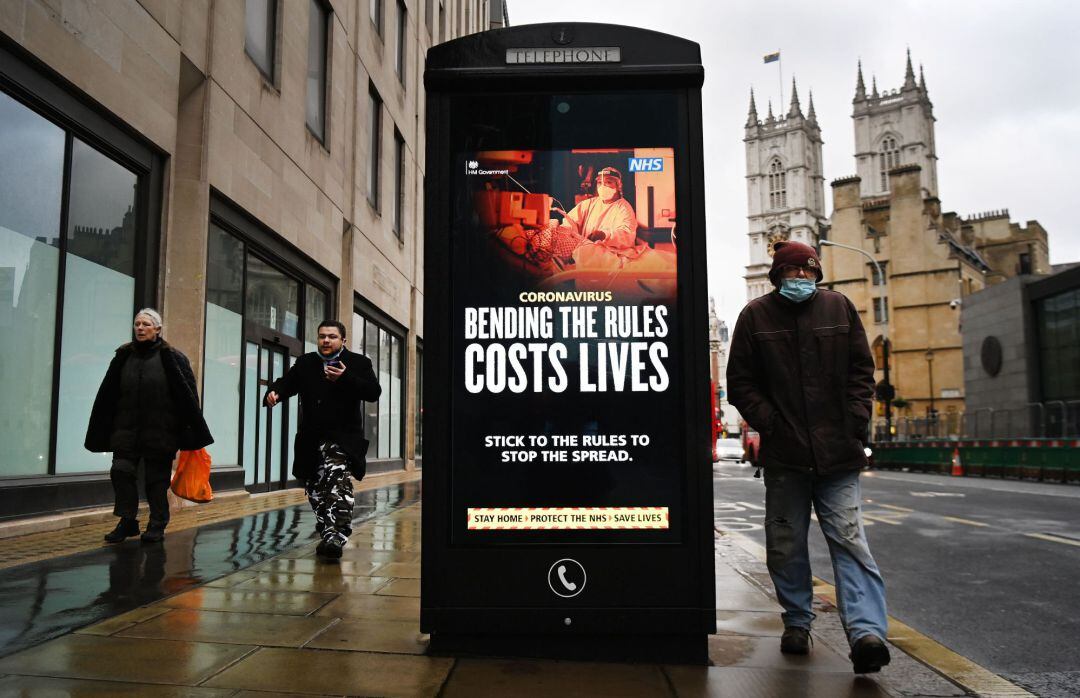 Un aviso de salud pública sobre el coronavirus en una parada de autobús en Londres